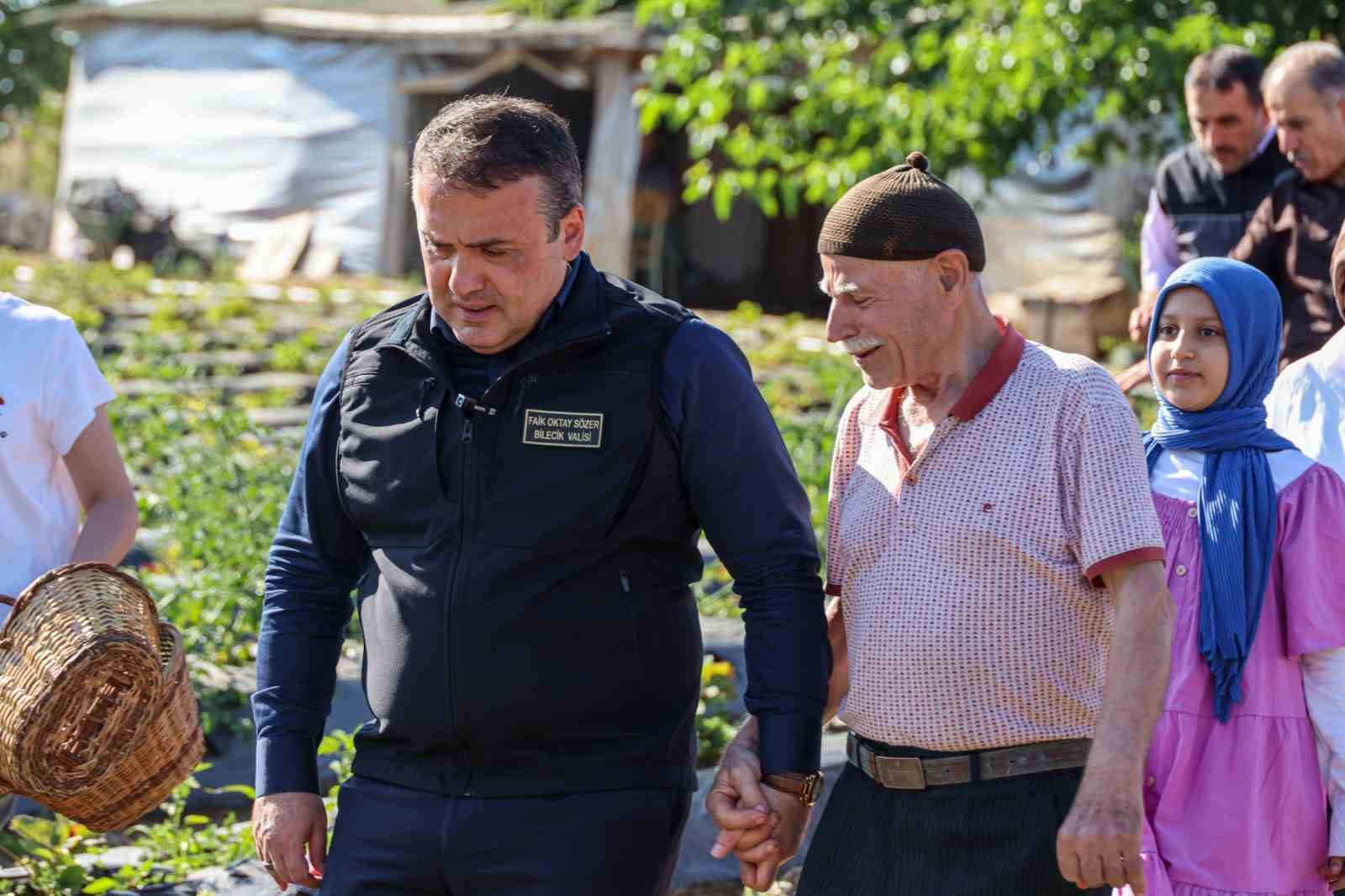Vali Sözer, huzurevi sakinleriyle çilek hasadı yaptı