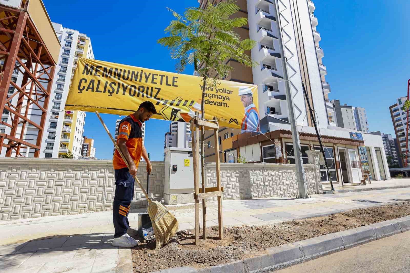 Mersin&rsquo;de yenilenen cadde 420 ağa&ccedil;la buluştu