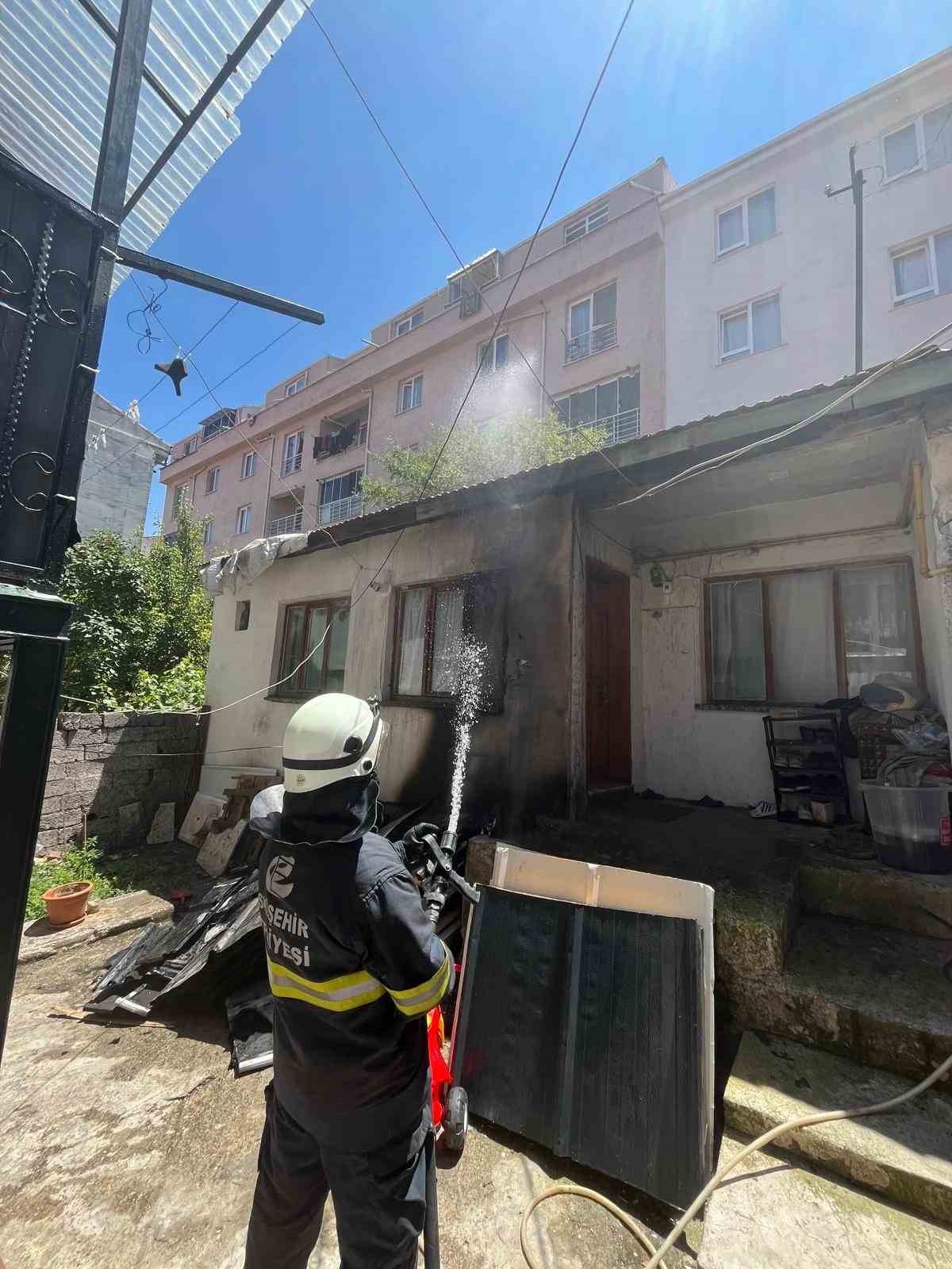 Müstakil evin çatısına çıkan yangın büyümeden söndürüldü