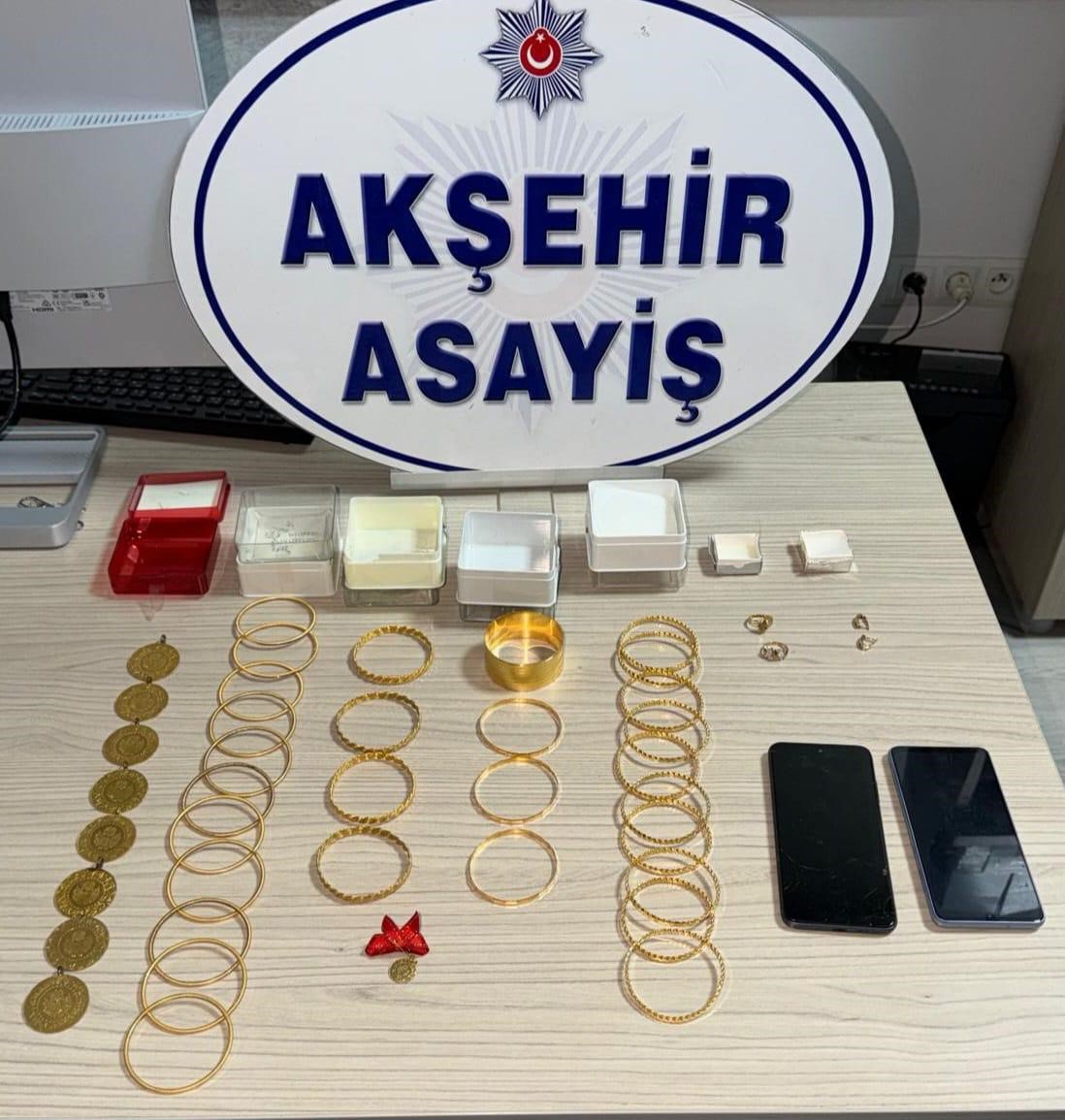Manisa’da dolandırdılar, Konya’da altınlarla yakalandılar