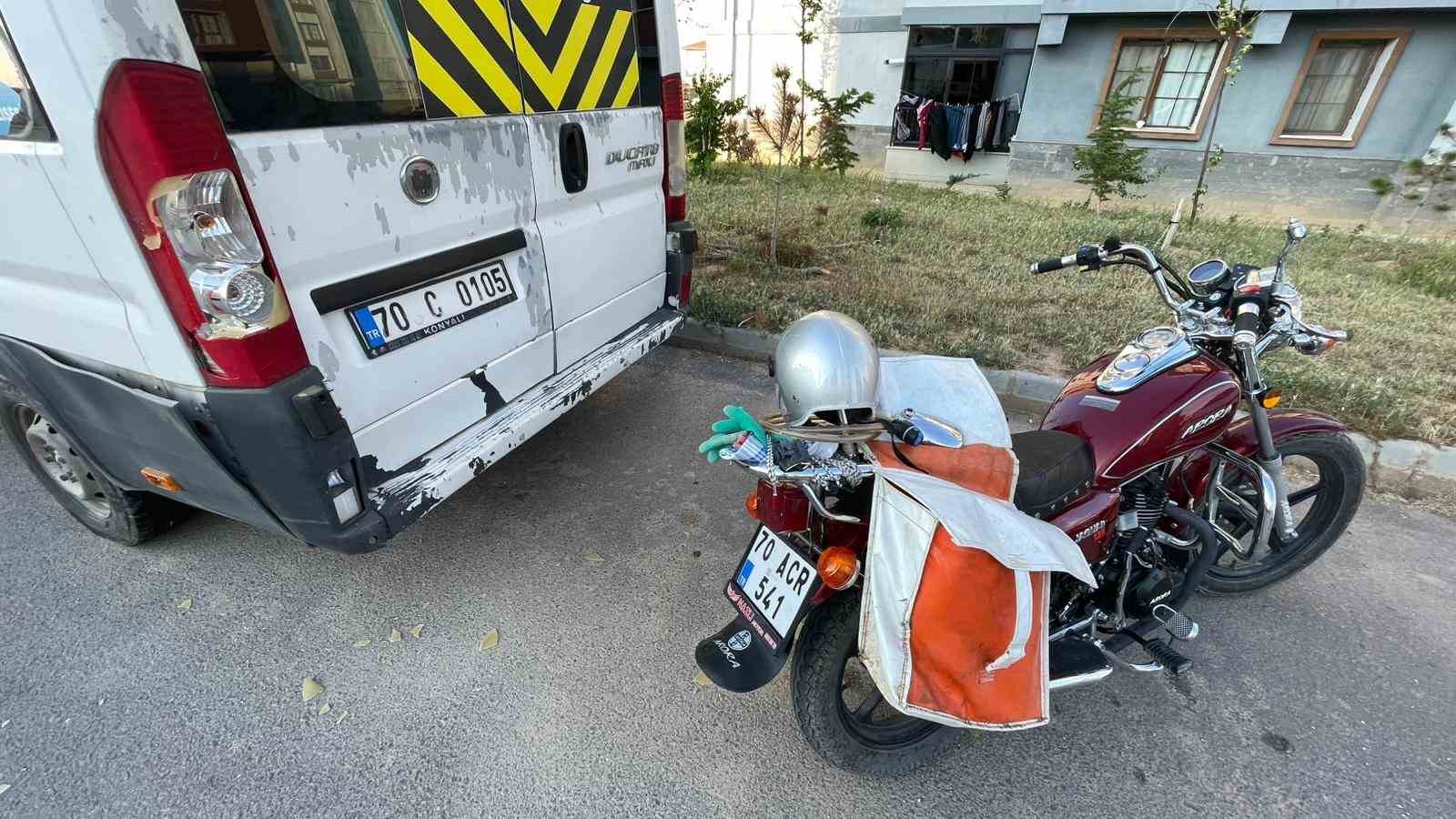 Karaman&rsquo;da minib&uuml;se &ccedil;arpan motosikletin s&uuml;r&uuml;c&uuml;s&uuml; yaralandı