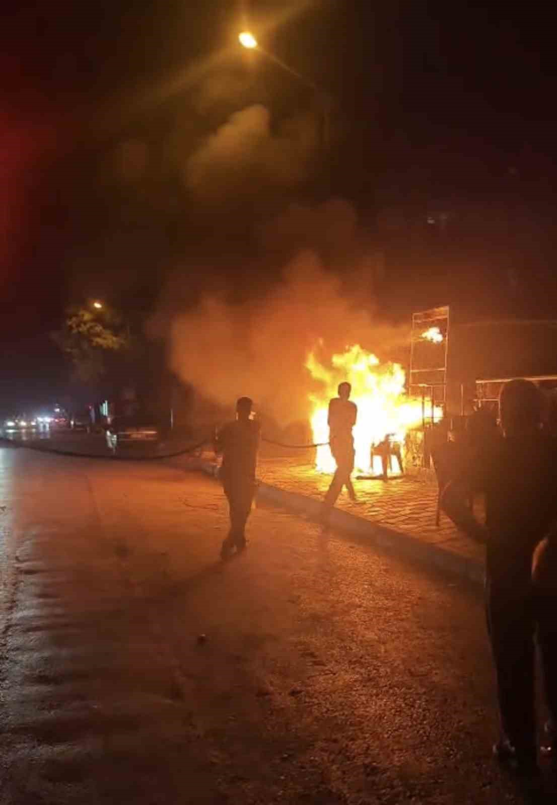 İş yeri &ouml;n&uuml;nde korkutan yangın