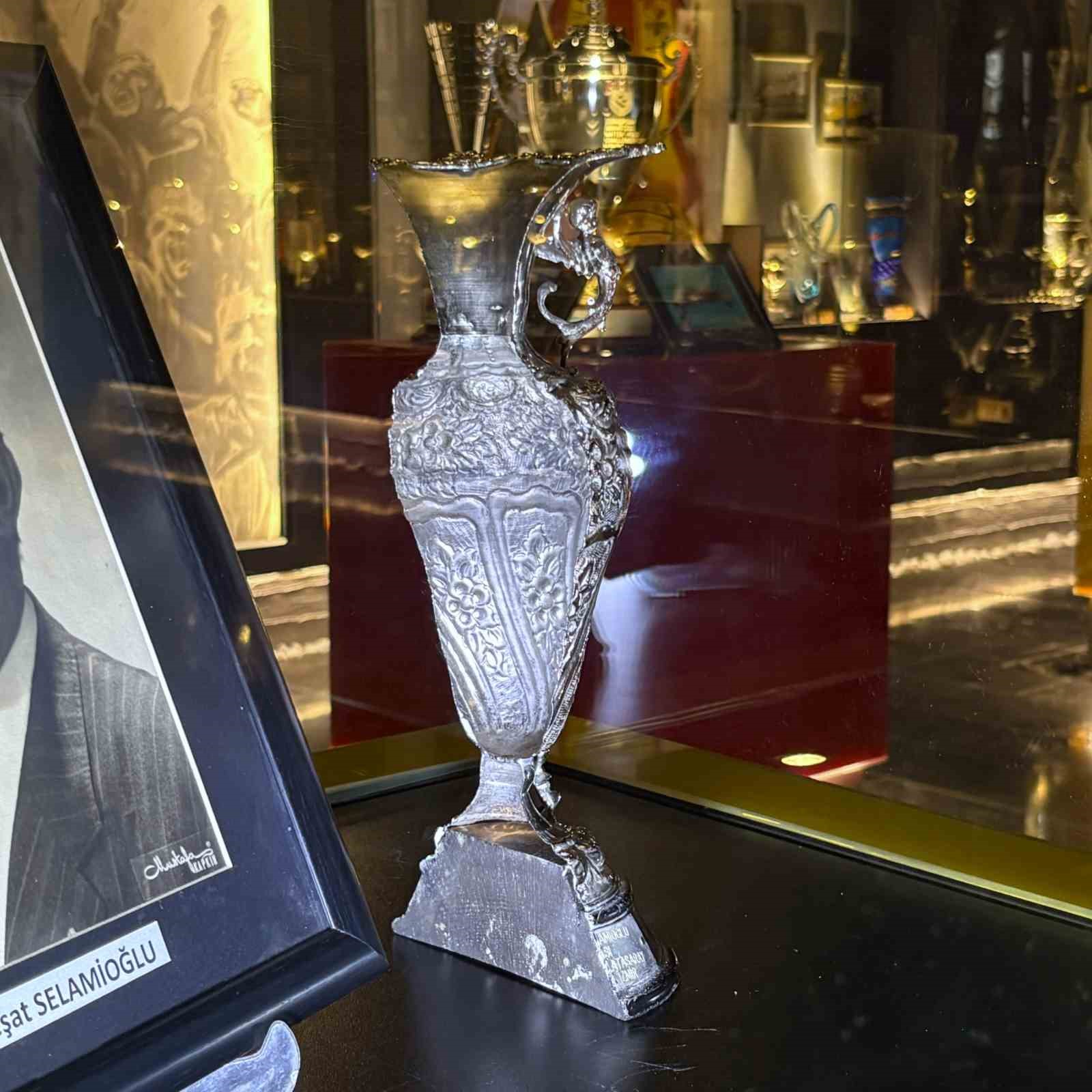 Bir kupa, iki şampiyon: 53 yıl önce ikiye bölünen kupanın yarısı Göztepe Müzesi’nde