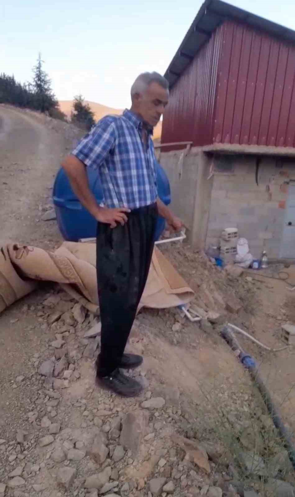 Kozan’da açıkta bırakılan su borusu vatandaşı mağdur ediyor