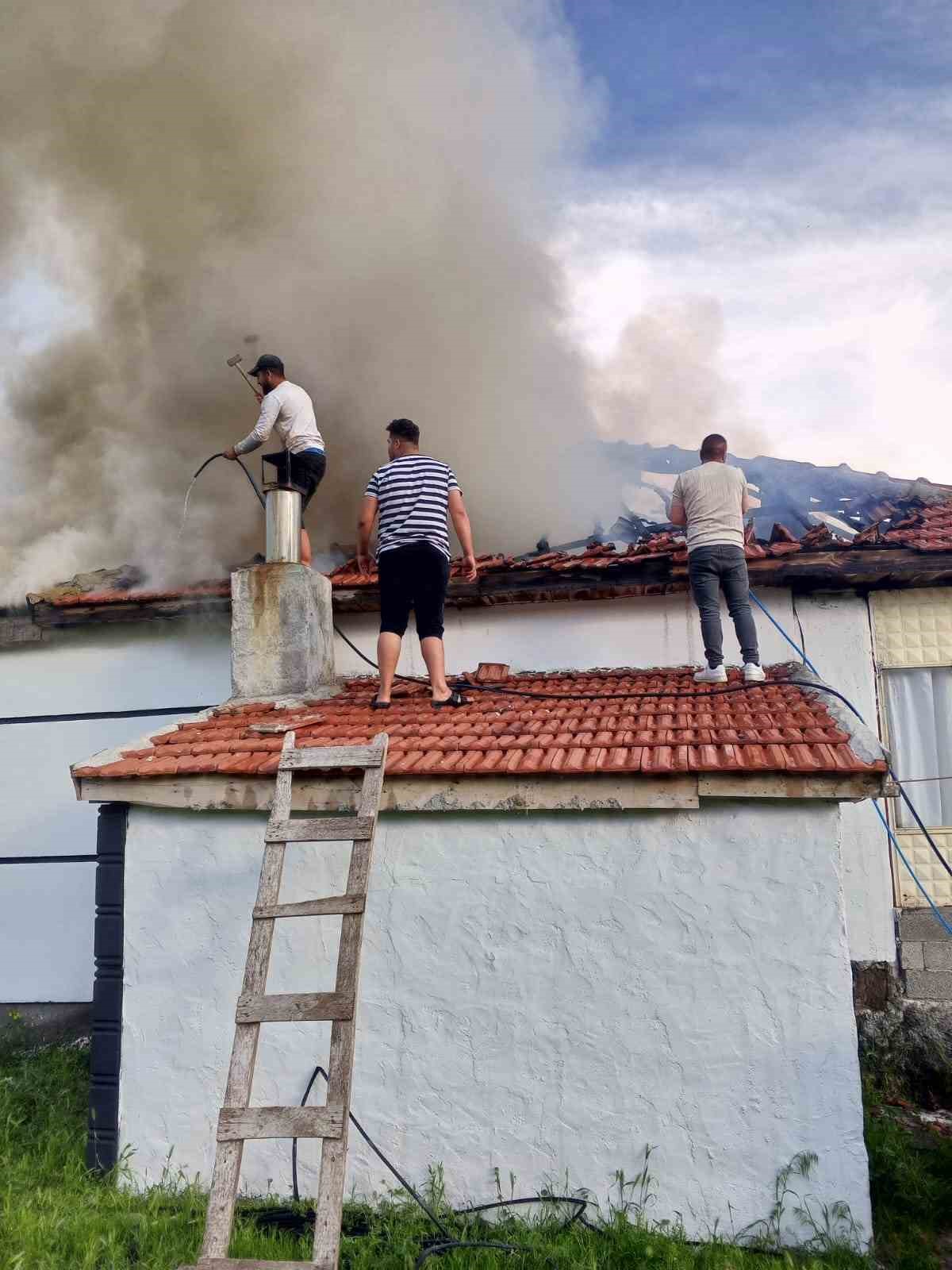 Konya’da ev yangını paniğe neden oldu