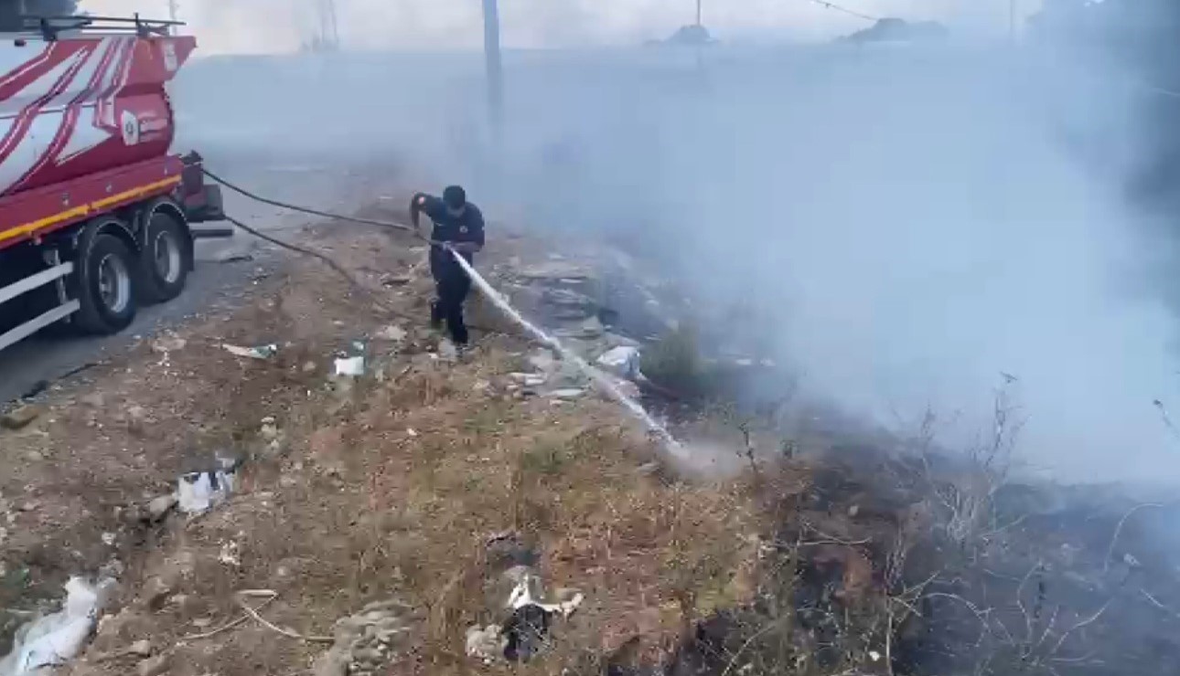 Otluk alanda çıkan yangın seralara sıçramadan söndürüldü