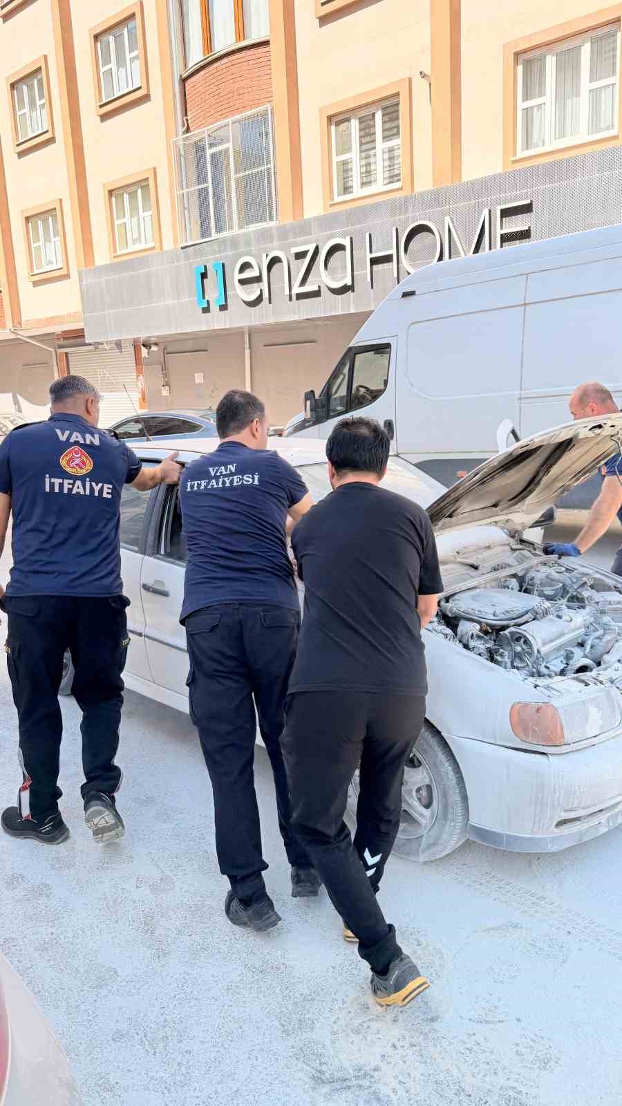 Van’da seyir halindeki otomobilin motoru yandı