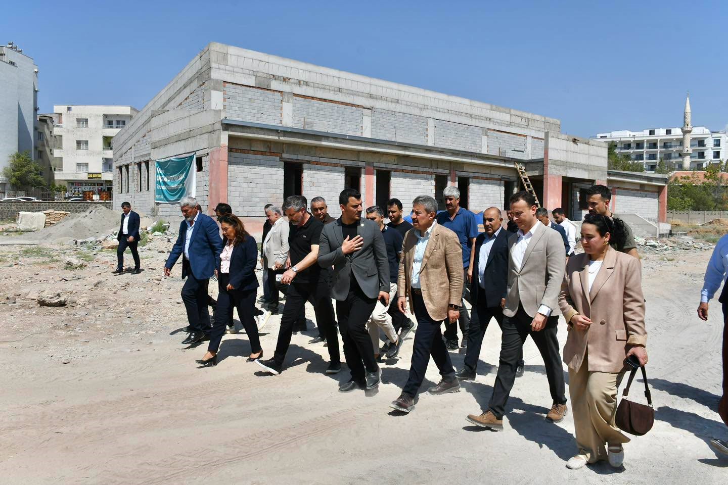 Milletvekili Tatar İdil&rsquo;deki yarı olimpik y&uuml;zme havuzu inşaatını inceledi
