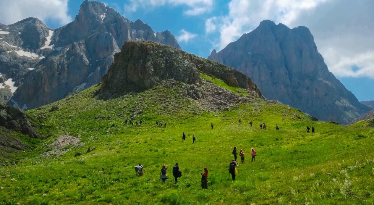 Erzincan&rsquo;da 2 bin 500 rakımdaki yayla hayran bırakıyor