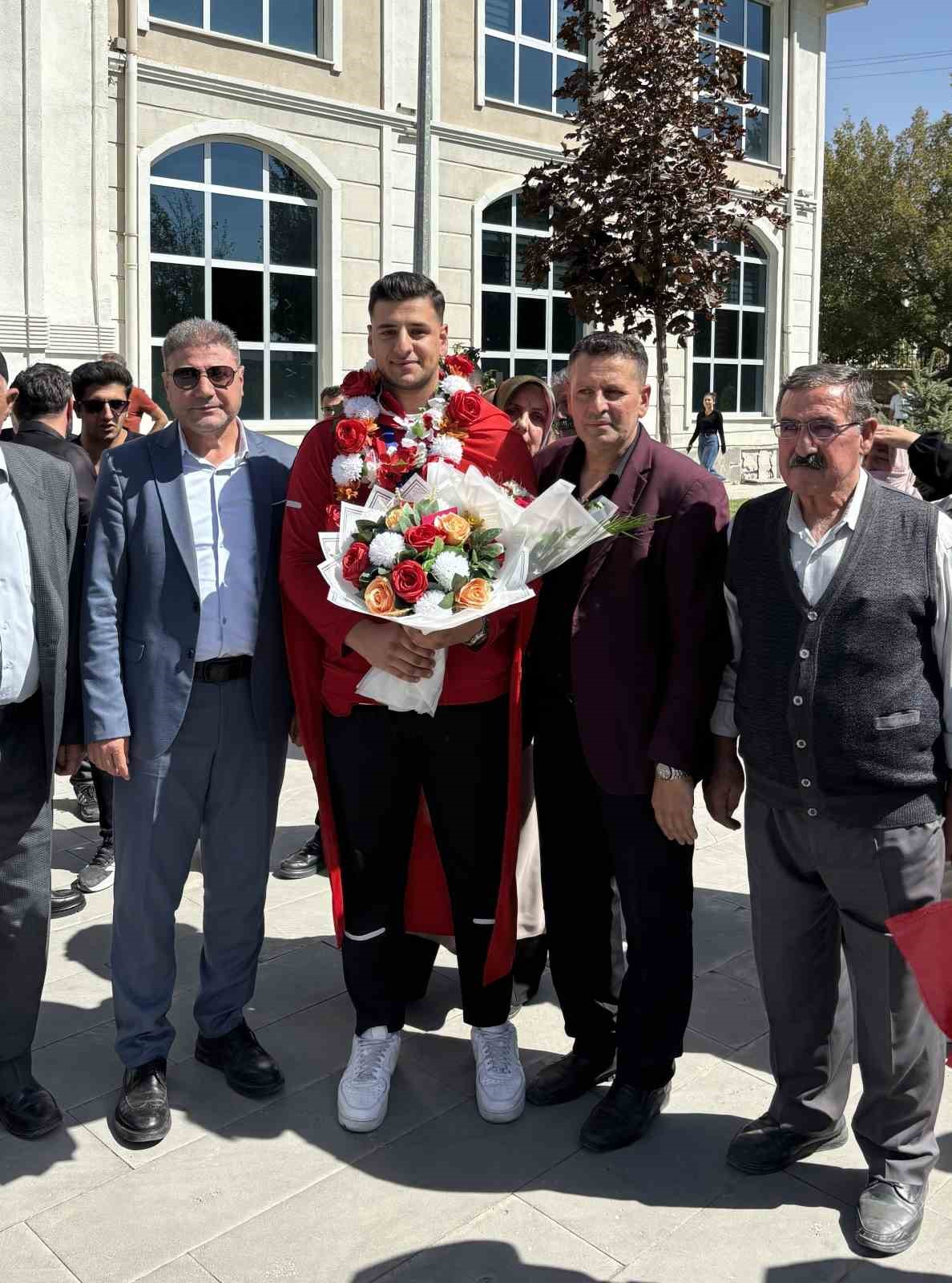 D&uuml;nya şampiyonu Furkan Bilici davul zurnayla karşılandı