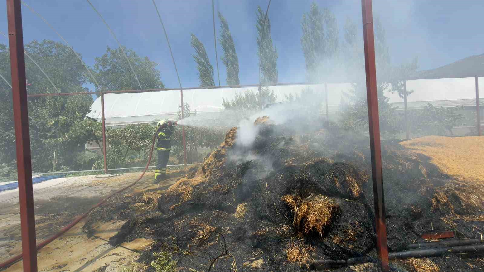 Burdur’da ev bahçesinde çıkan yangında 2 ton arpa kül oldu