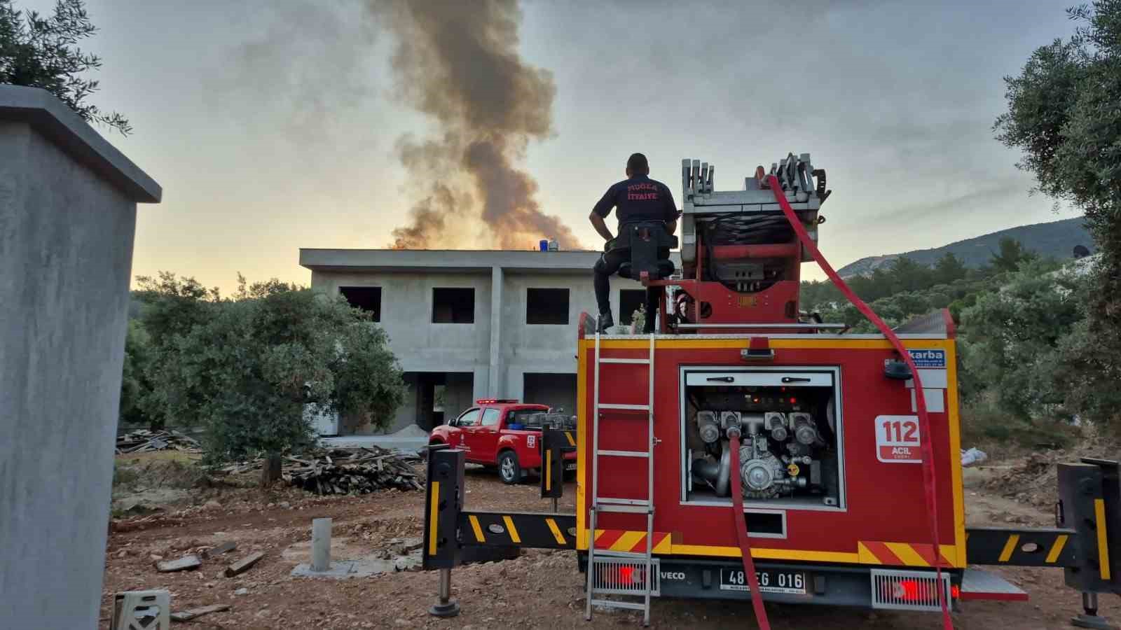 Milas&rsquo;taki &ccedil;atı yangını s&ouml;nd&uuml;r&uuml;ld&uuml;