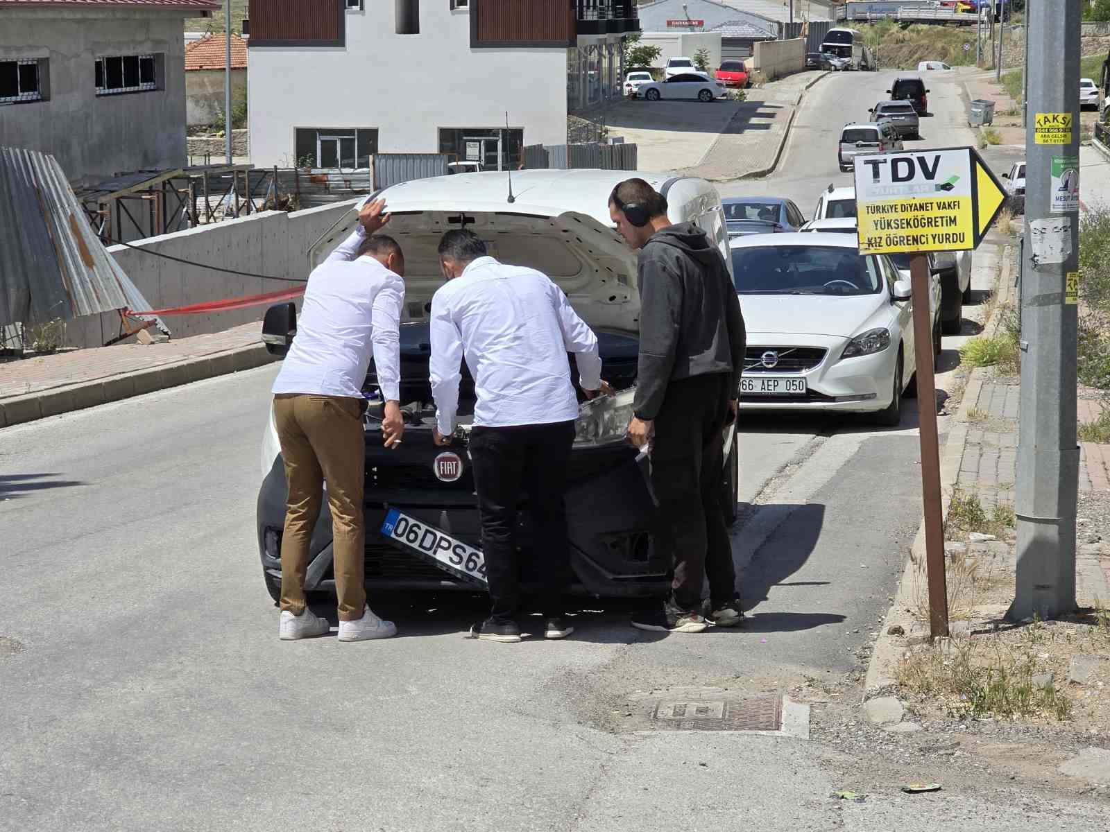 Freni tutmayan kamyon 4 araca &ccedil;arparak durdu