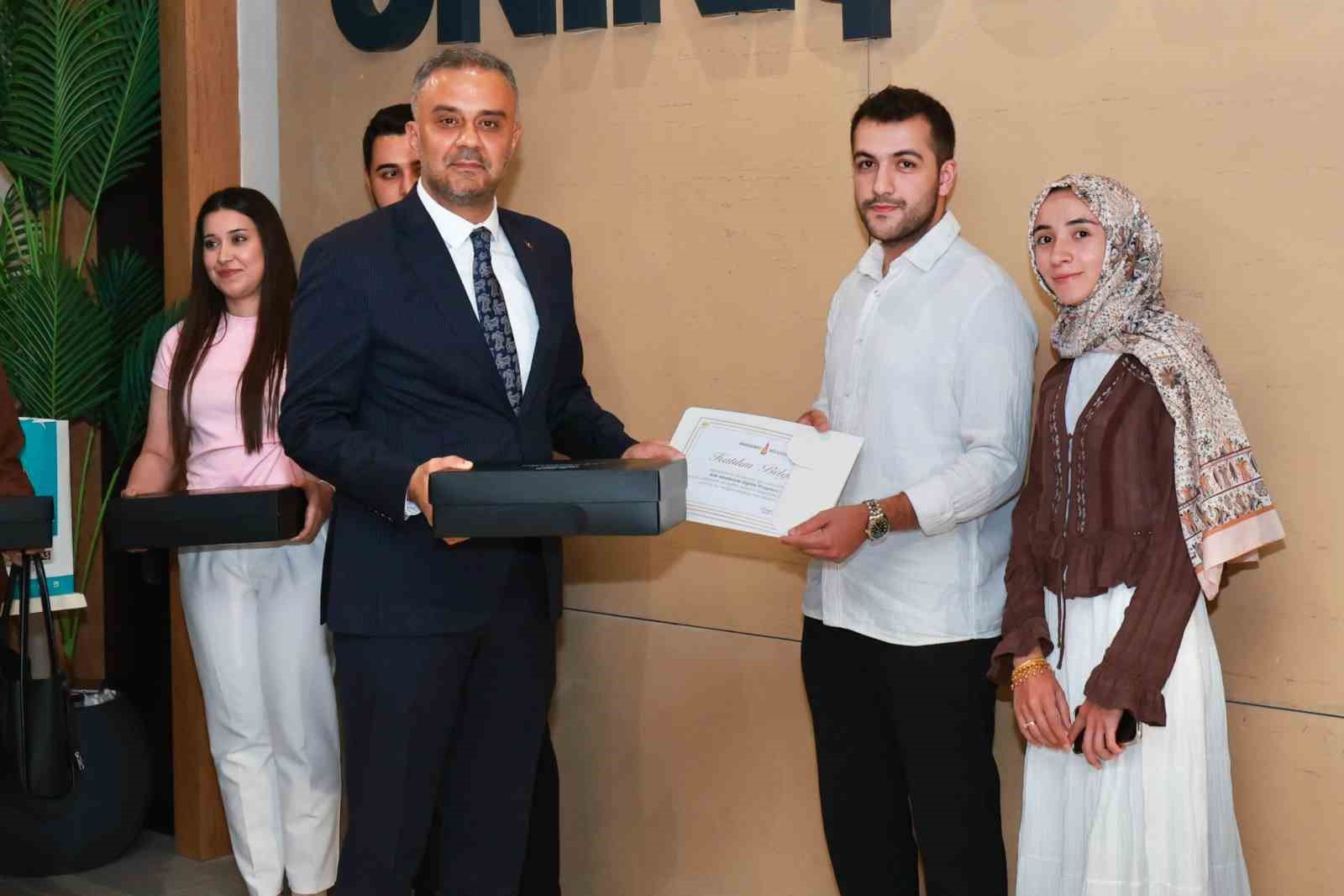 Onikişubat Belediyesi Evlilik Okulu&rsquo;nun ilk mezunları sertifikalarını aldı