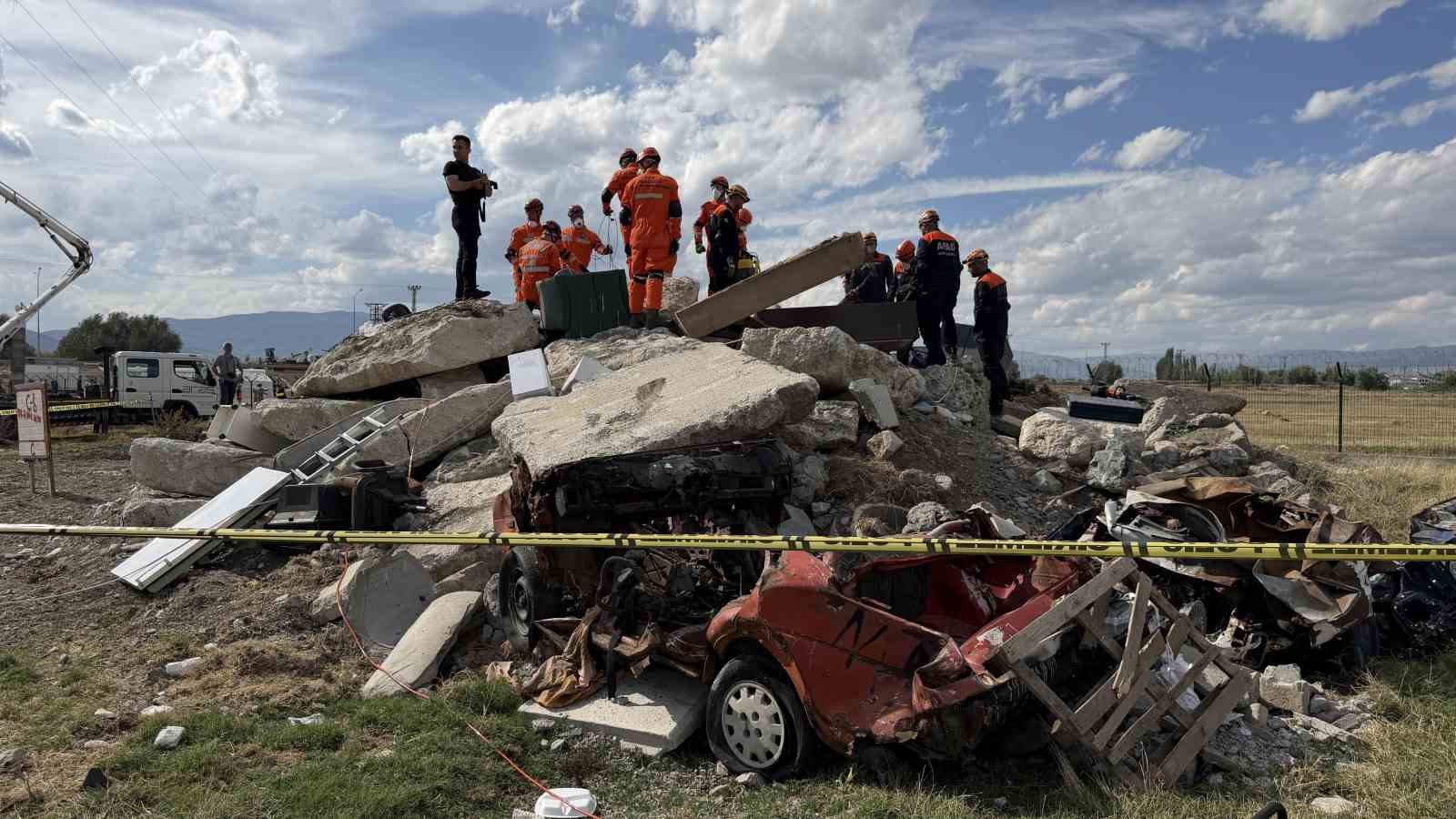 Erzincan’da 6,9 büyüklüğündeki deprem senaryosu sahada uygulandı
