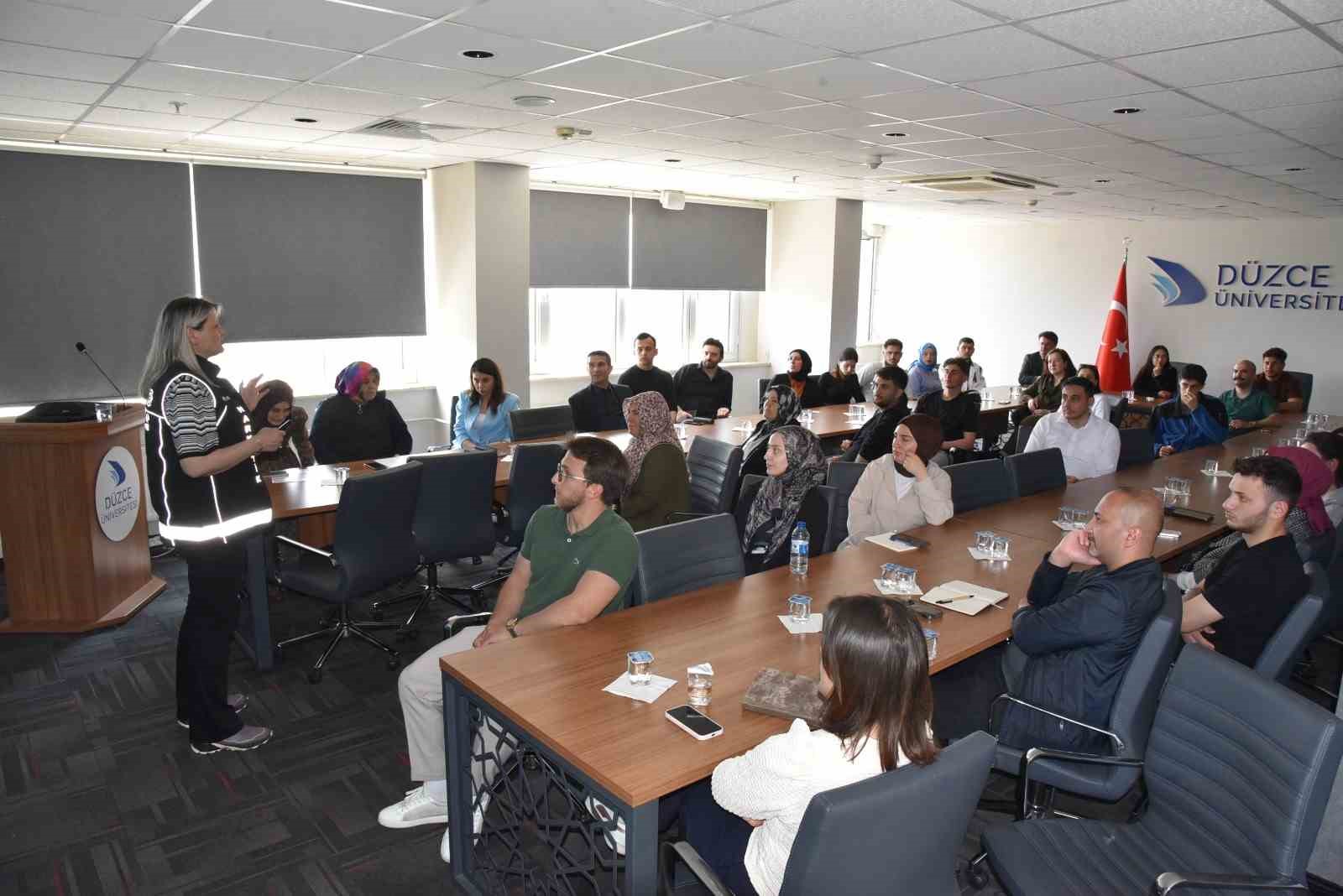 D&uuml;zce &Uuml;niversitesi&rsquo;nde en iyi narkotik polisi anne konferansı
