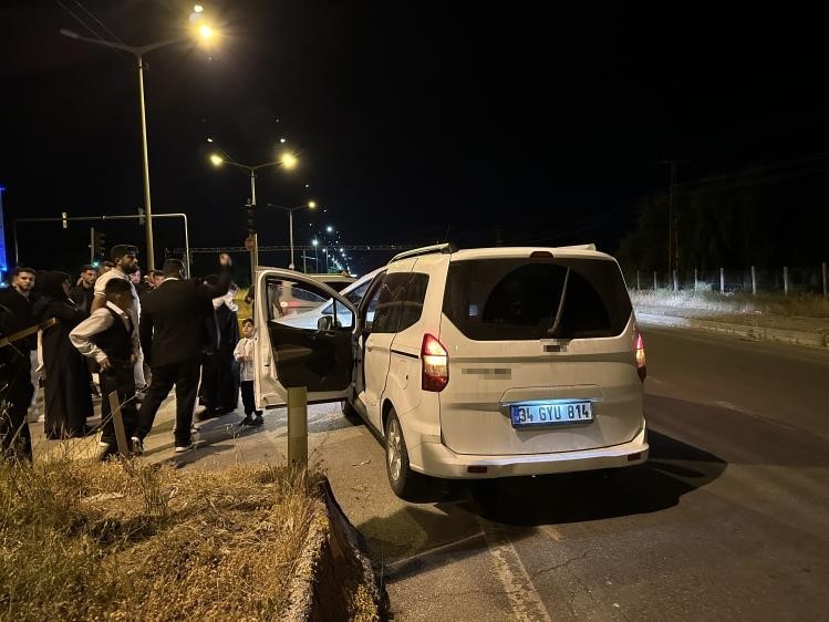 Hask&ouml;y&rsquo;de iki otomobil &ccedil;arpıştı: Yaralanan olmadı
