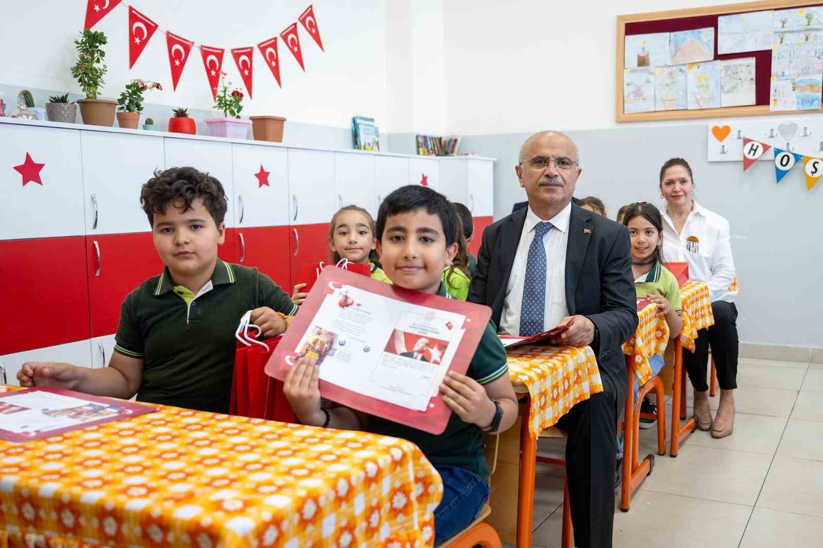 Başkan Er &ouml;ğrencilerin karne heyecanına ortak oldu