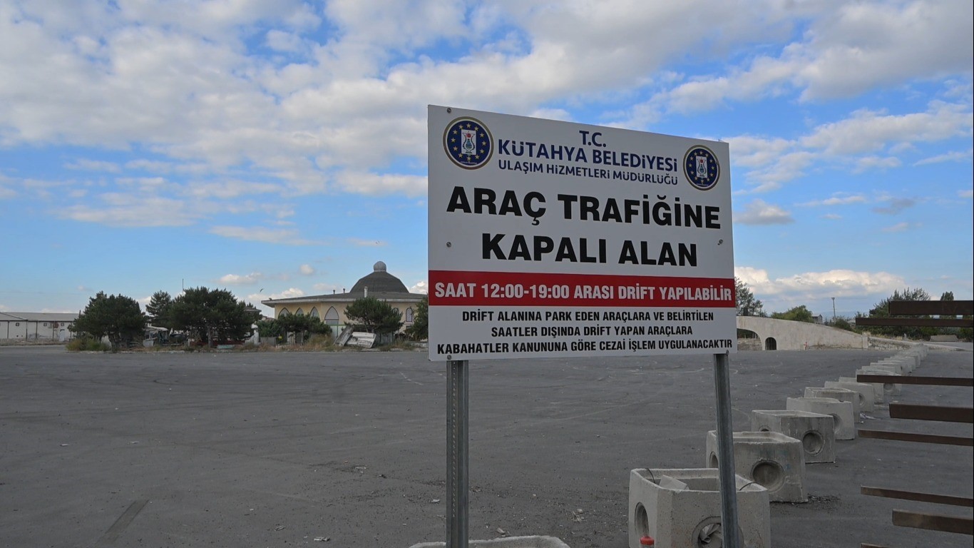 Drift tutkunlarından K&uuml;tahya Belediyesi&rsquo;ne &ccedil;ağrı: "Pist daha ge&ccedil; saatlere kadar a&ccedil;ık olsun"