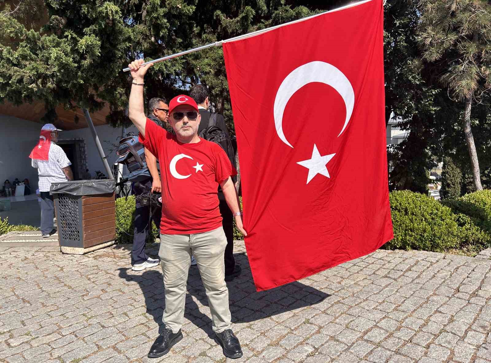 15 Temmuz’un 10’uncu yılında Şehitler Makamı’na ziyaretçi akını: "İslamda ölüm ve cuma dışında okunan sela birlik ve beraberlik çağrıdır"