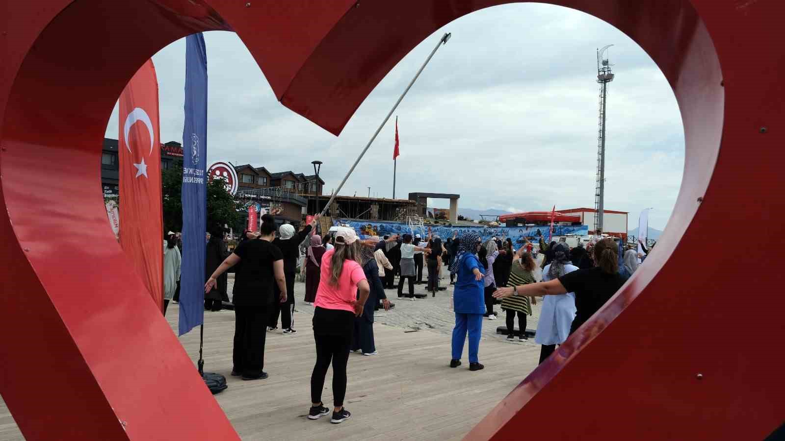 Erzincanlı kadınlar Ergan Dağı&rsquo;nda step aerobikle buluştu