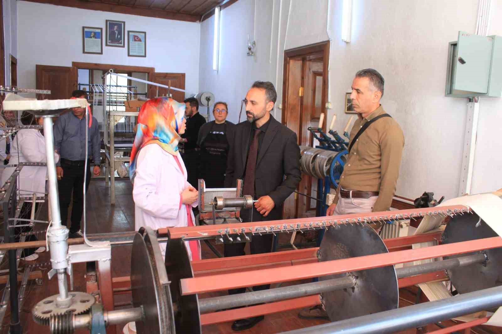 Fabrika gibi &ccedil;alışıyor: Eğitim, &uuml;retim ve istihdam bir arada