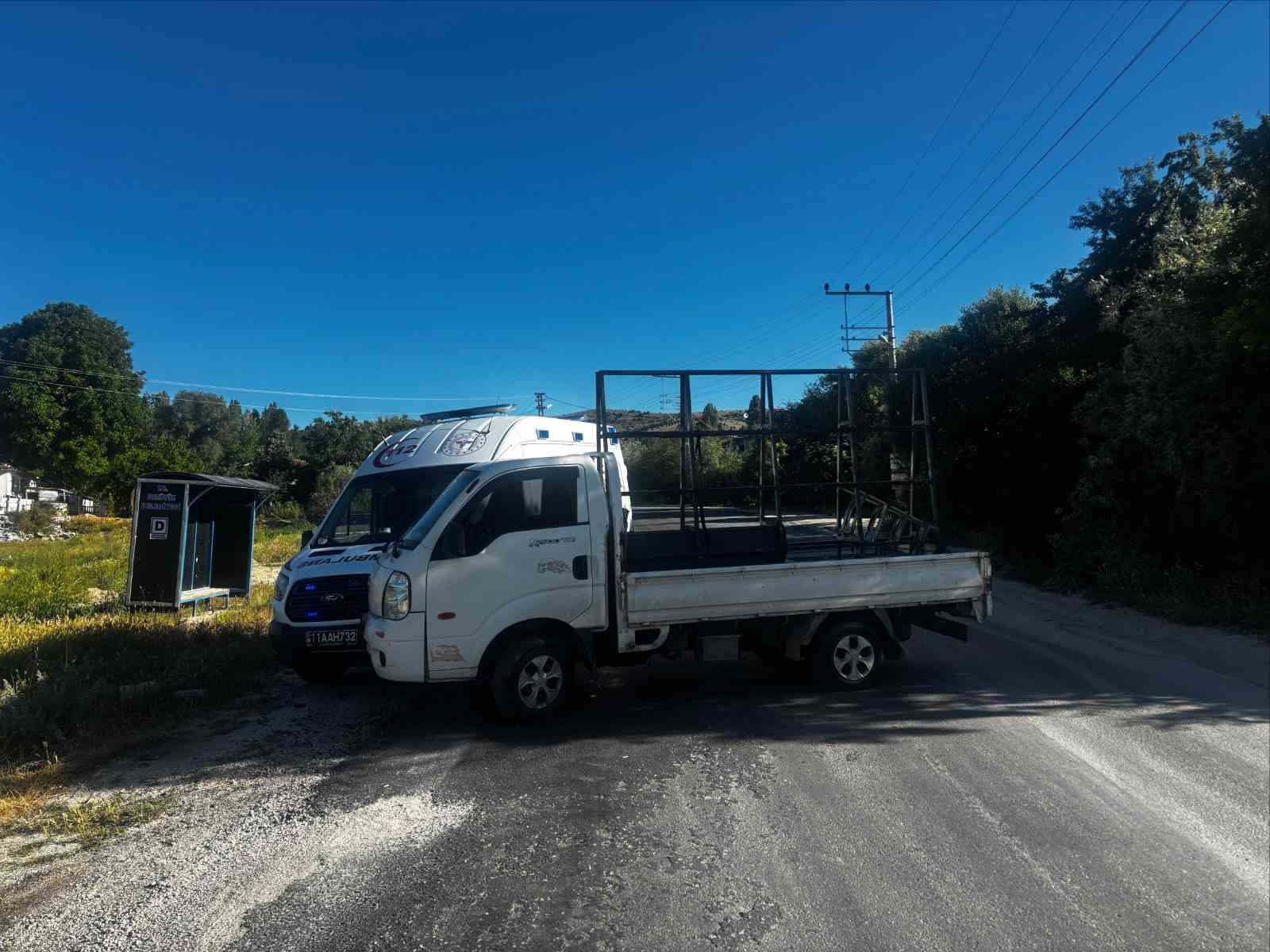 Ambulans ile kamyonetin çarpıştığı kaza korkuttu