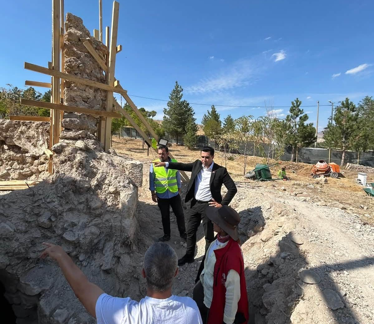 Kemah’ta Sultan Melik Türbesi’ndeki restorasyon çalışmaları incelendi