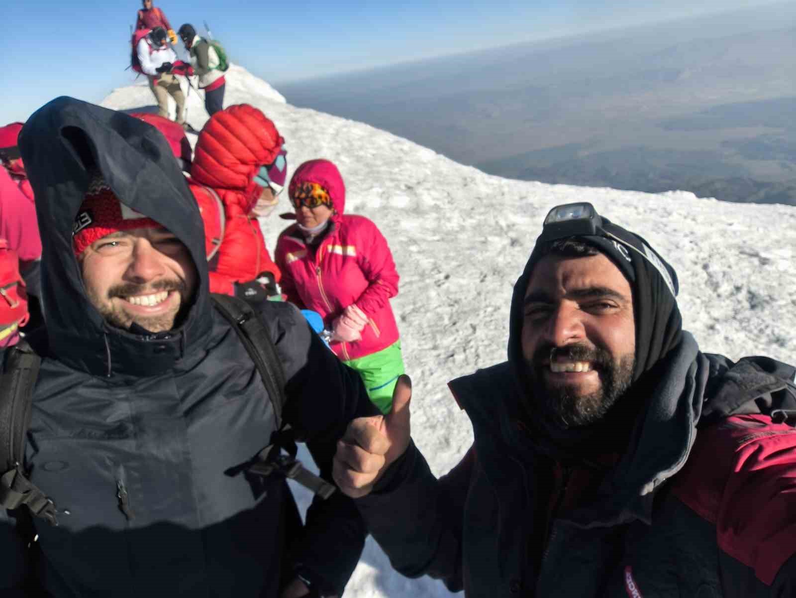 Ağrı Dağı zirvesi, dağcıları ağırlamaya devam ediyor