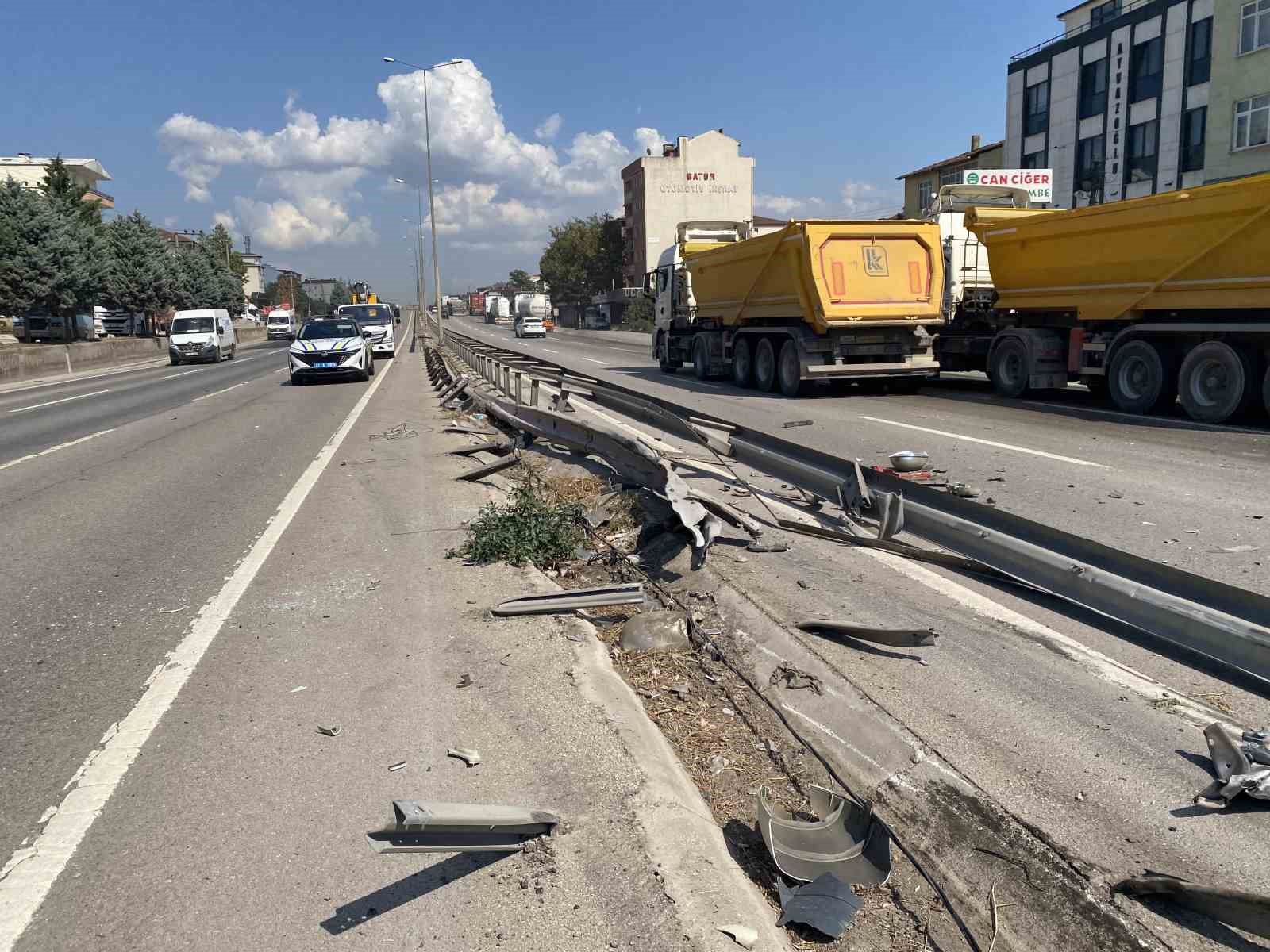 Kontrolden &ccedil;ıkan tır bariyerleri aşarak karşı şeride ge&ccedil;ti: 1 yaralı
