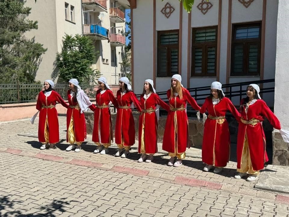 Kemah’da Hayat Boyu Öğrenme Şenliği Sergisi açıldı