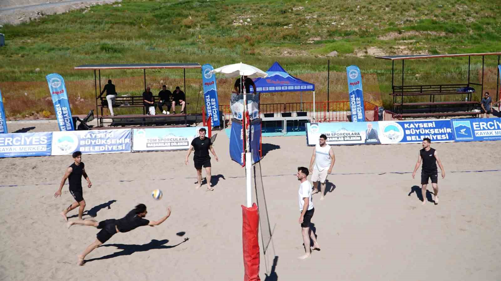 Erciyes’te 2 bin 200 metrede plaj voleybolu heyecanı yaşandı