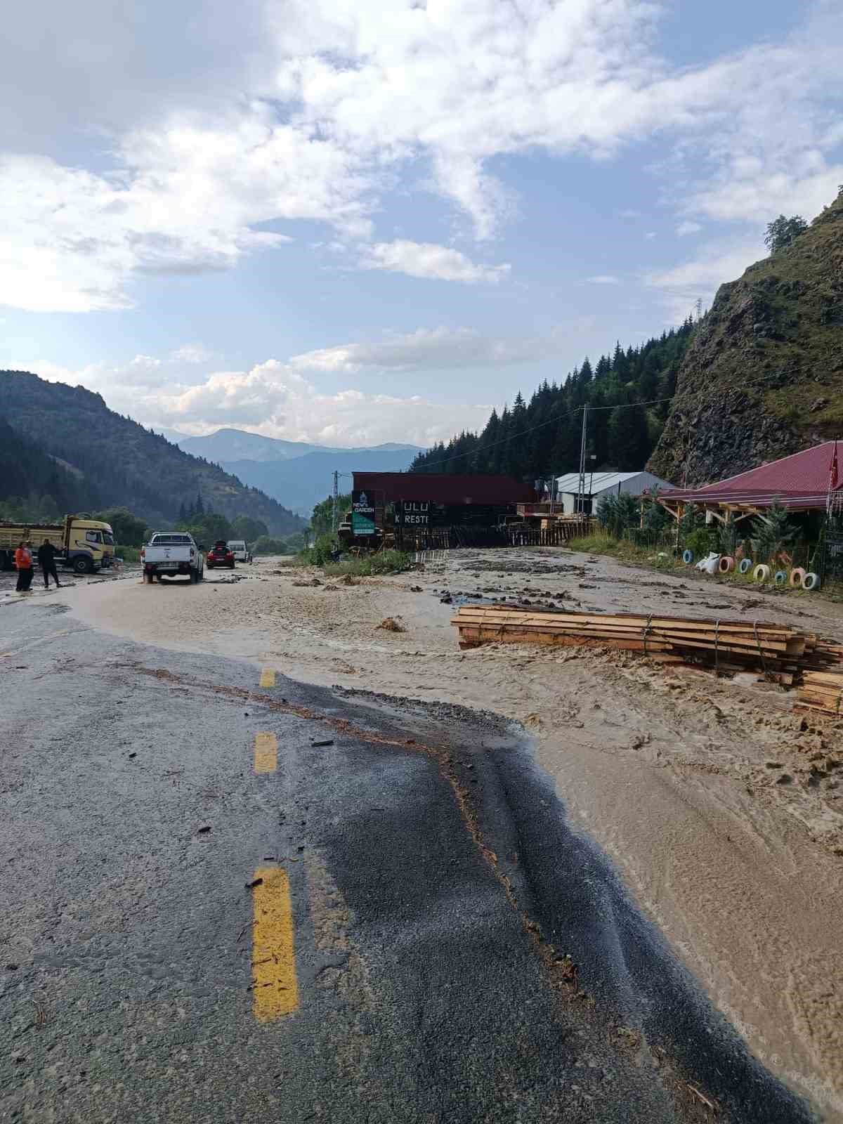 Sağanak yağış Şavşat’ta etkili oldu, cadde ve sokaklar suyla doldu