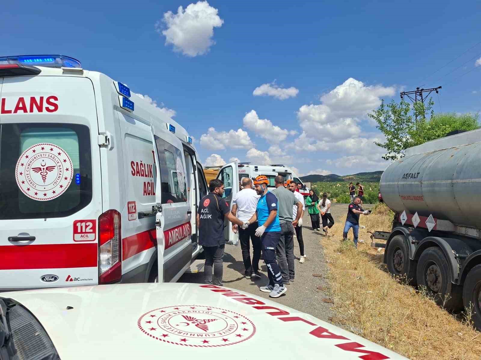 Tır ve otomobil çarpıştı: 2 yaralı