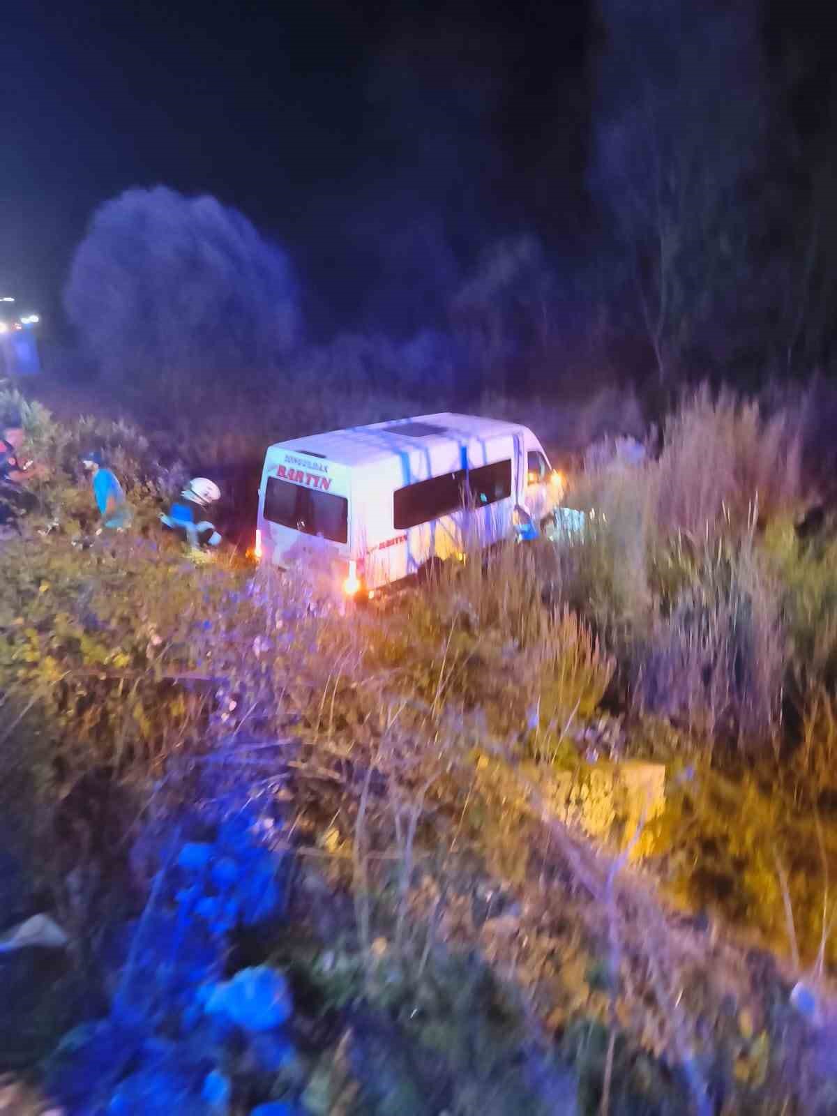 Yolcu minibüsü ile otomobil çarpıştı: 11 yaralı