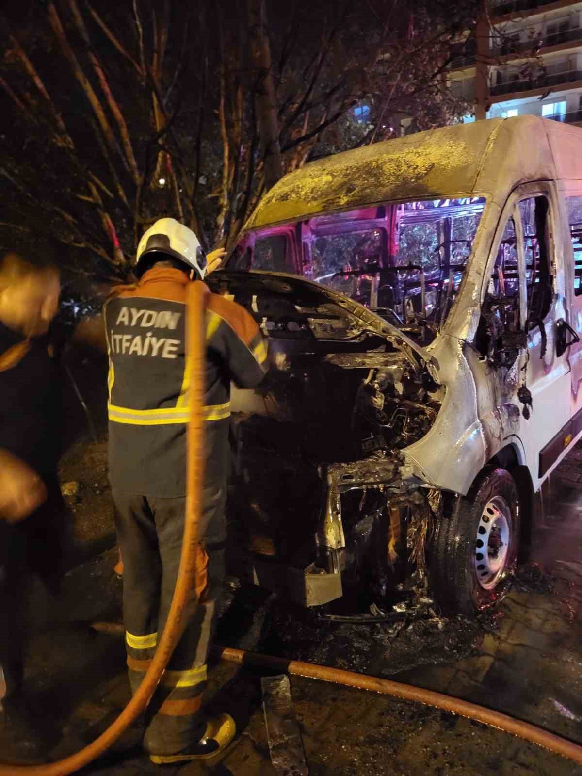 Minibüs alevlere teslim oldu