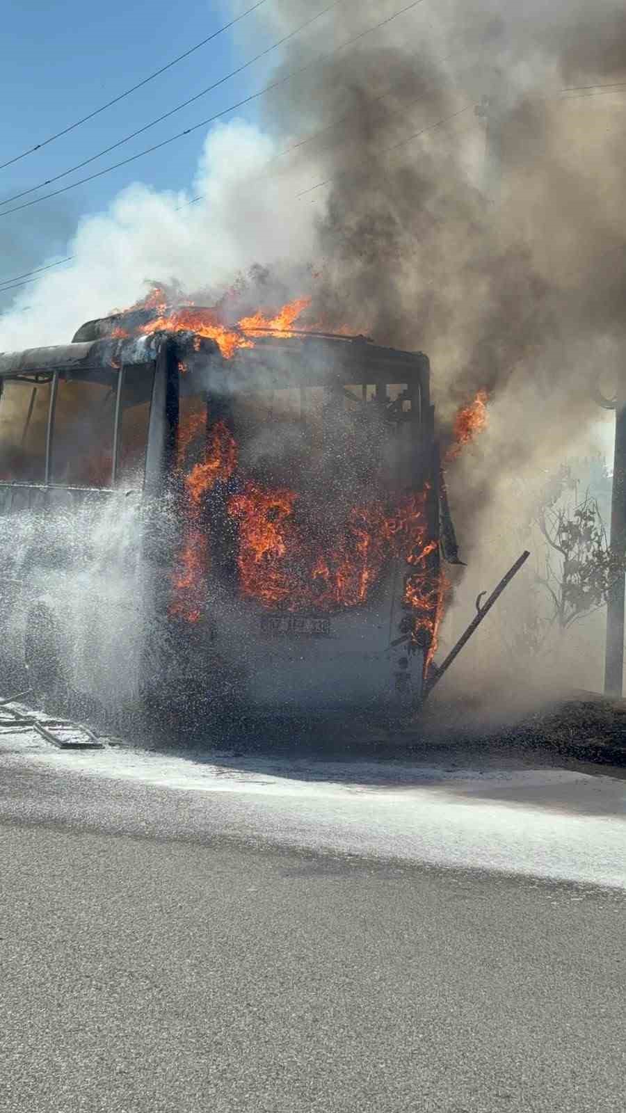 Antalya’da yolcu midibüsü alev alev yandı, sürücü yolcuları tahliye etti