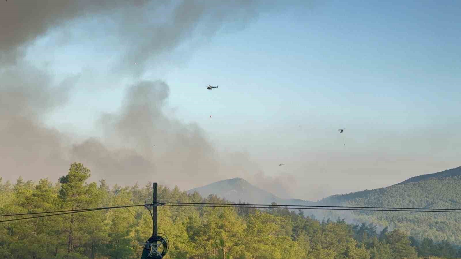Seydikemer ve Fethiye’deki yangınlarda hava araçları sabahın ilk ışıklarıyla havalandı