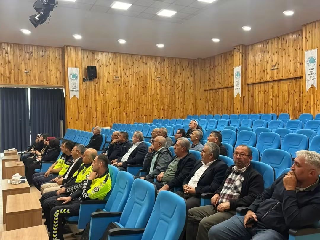 Jandarma ve polis ekiplerinden okul servisi s&uuml;r&uuml;c&uuml;lerine eğitim