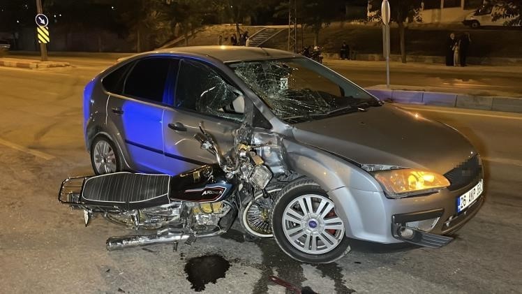 Motosiklet otomobile ok gibi saplandı: 1 &ouml;l&uuml;, 1 yaralı