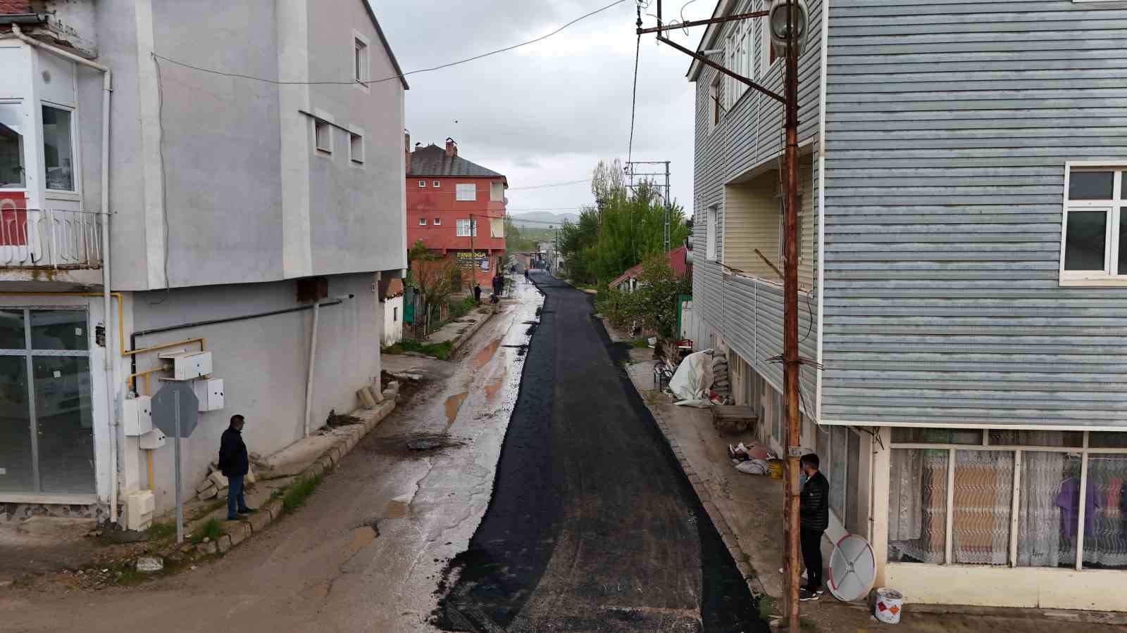 B&uuml;y&uuml;kşehir&rsquo;den Sarız&rsquo;daki 1,3 kilometrelik ana arterde yol yapım ve sıcak asfalt &ccedil;alışması