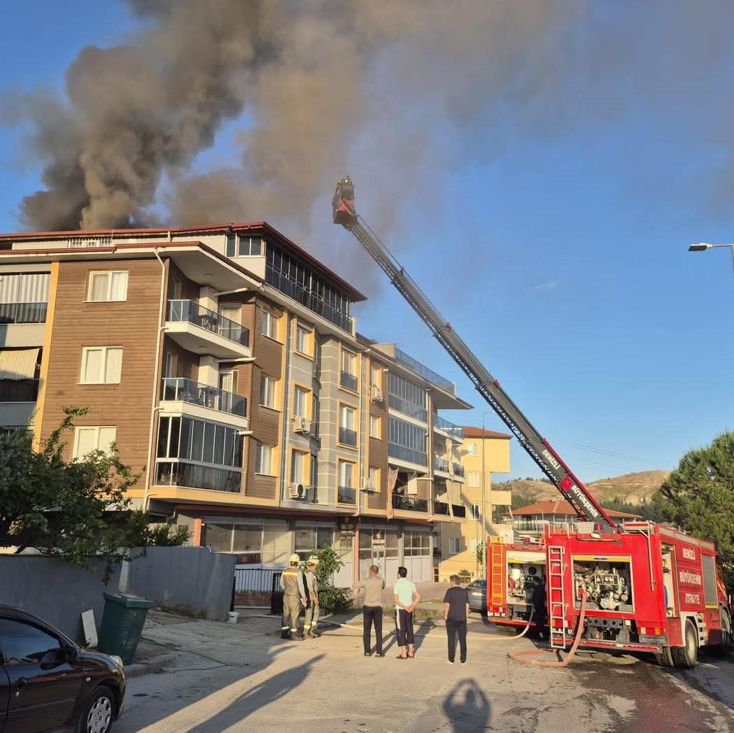 Denizli’de 4 katlı apartmanın çatısında çıkan yangında ev kullanılamaz hale geldi