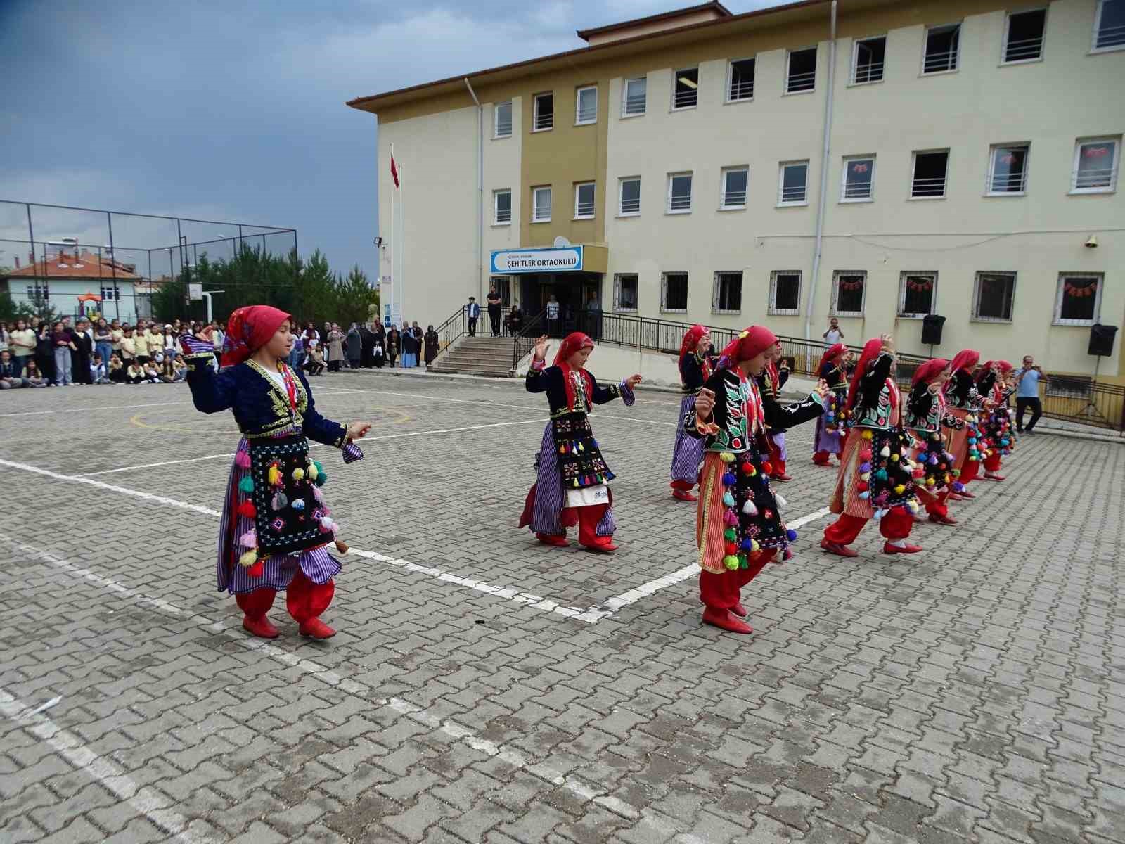 Hisarcık Şehitler Ortaokulu’nda yıl sonu hayır çarşısı yoğun ilgi gördü