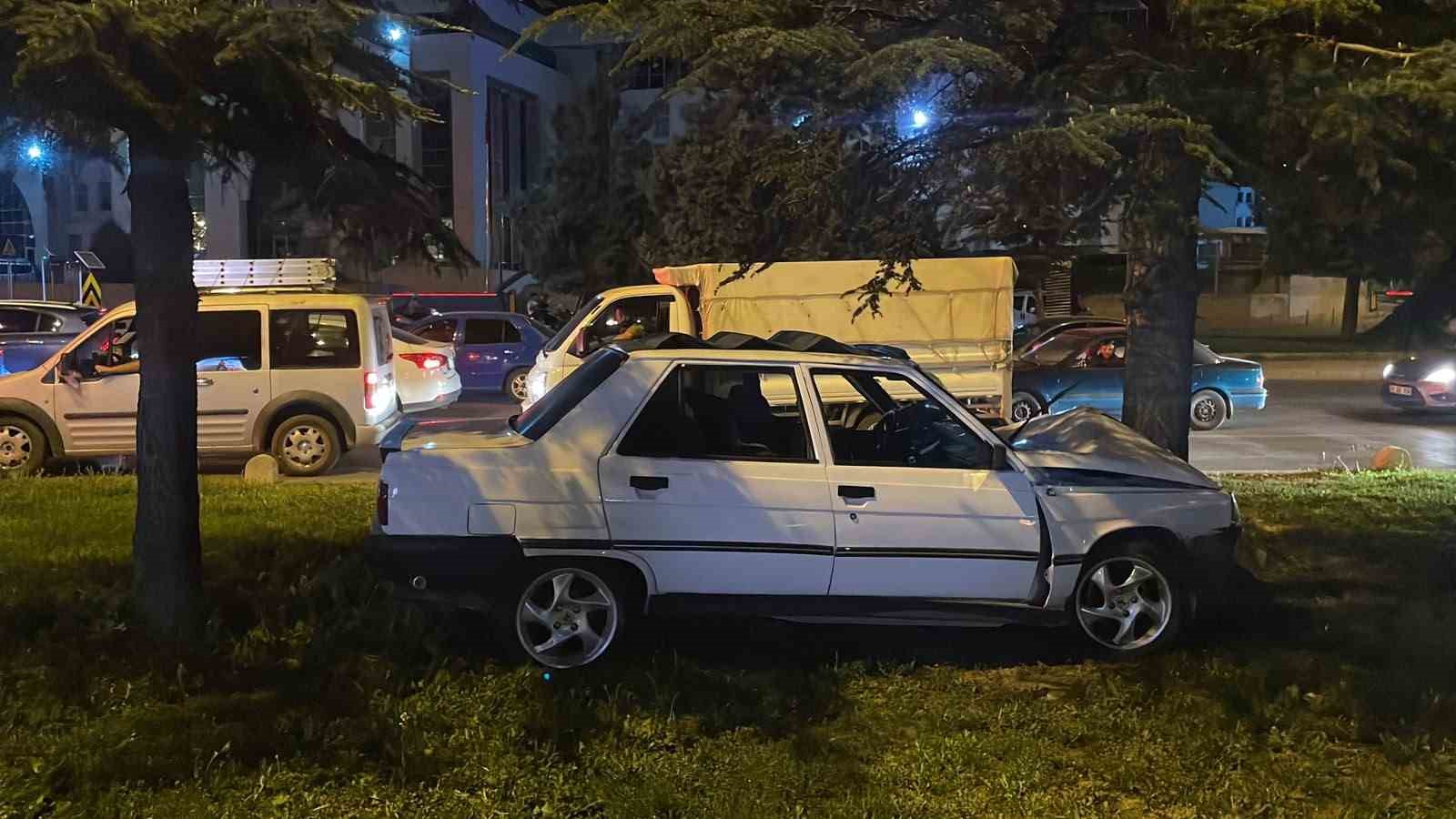 Karaman’da otomobil ağaca çarptı: 1 yaralı