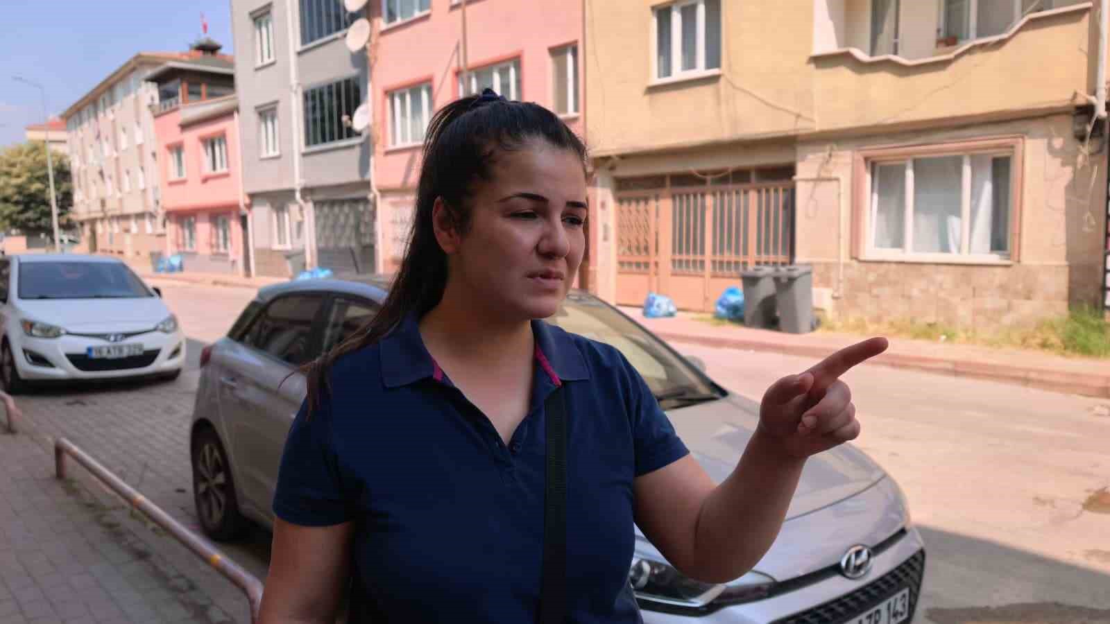 Yağmur suyu giderine sıkışan kediyi itfaiye kurtardı