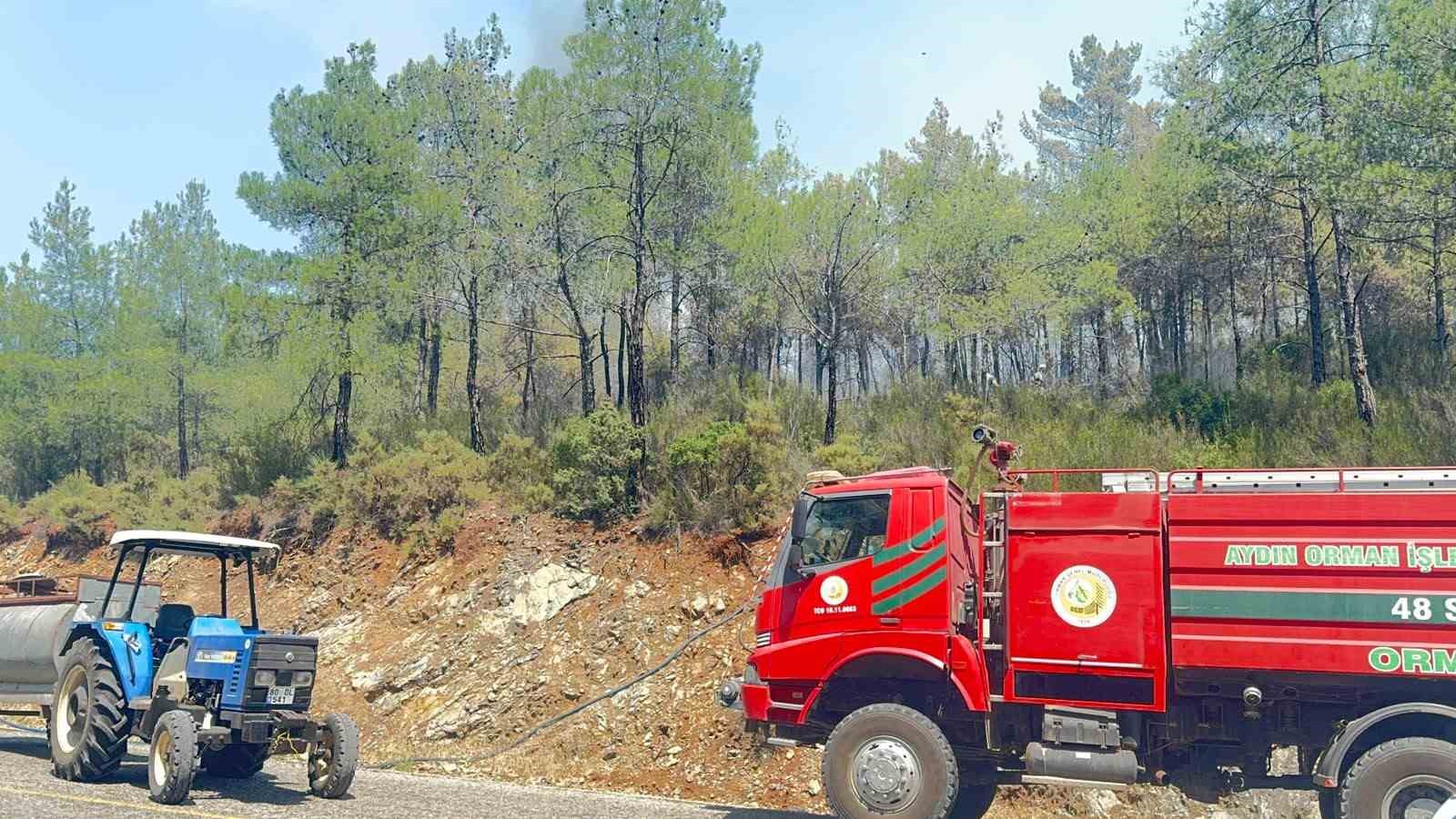 Fethiye’deki yangında zaman zaman yaşanan alevlenmelere ekipler anında müdahale ediyor