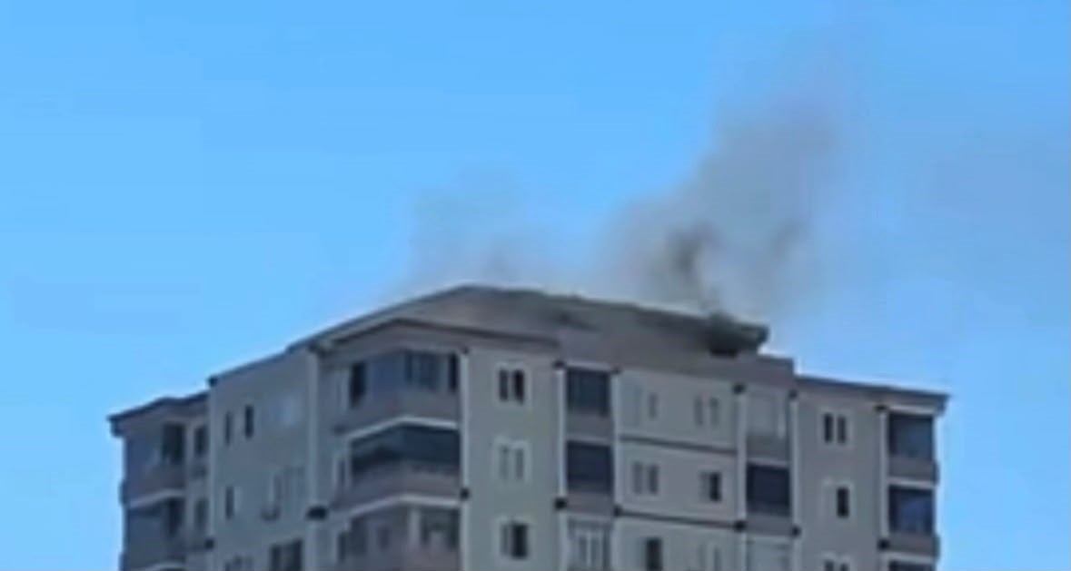 Gaziantep’te 14 katlı apartmanın çatısında çıkan yangını itfaiye söndürdü