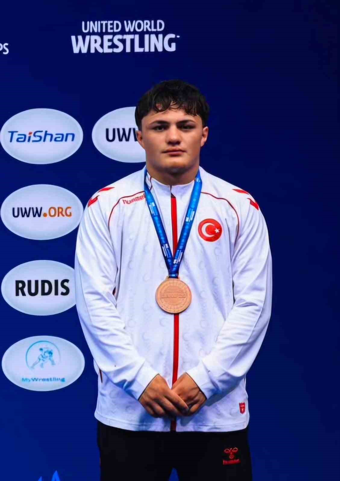 Dünya üçüncüsü milli güreşçi, baba ocağında coşkuyla karşılandı