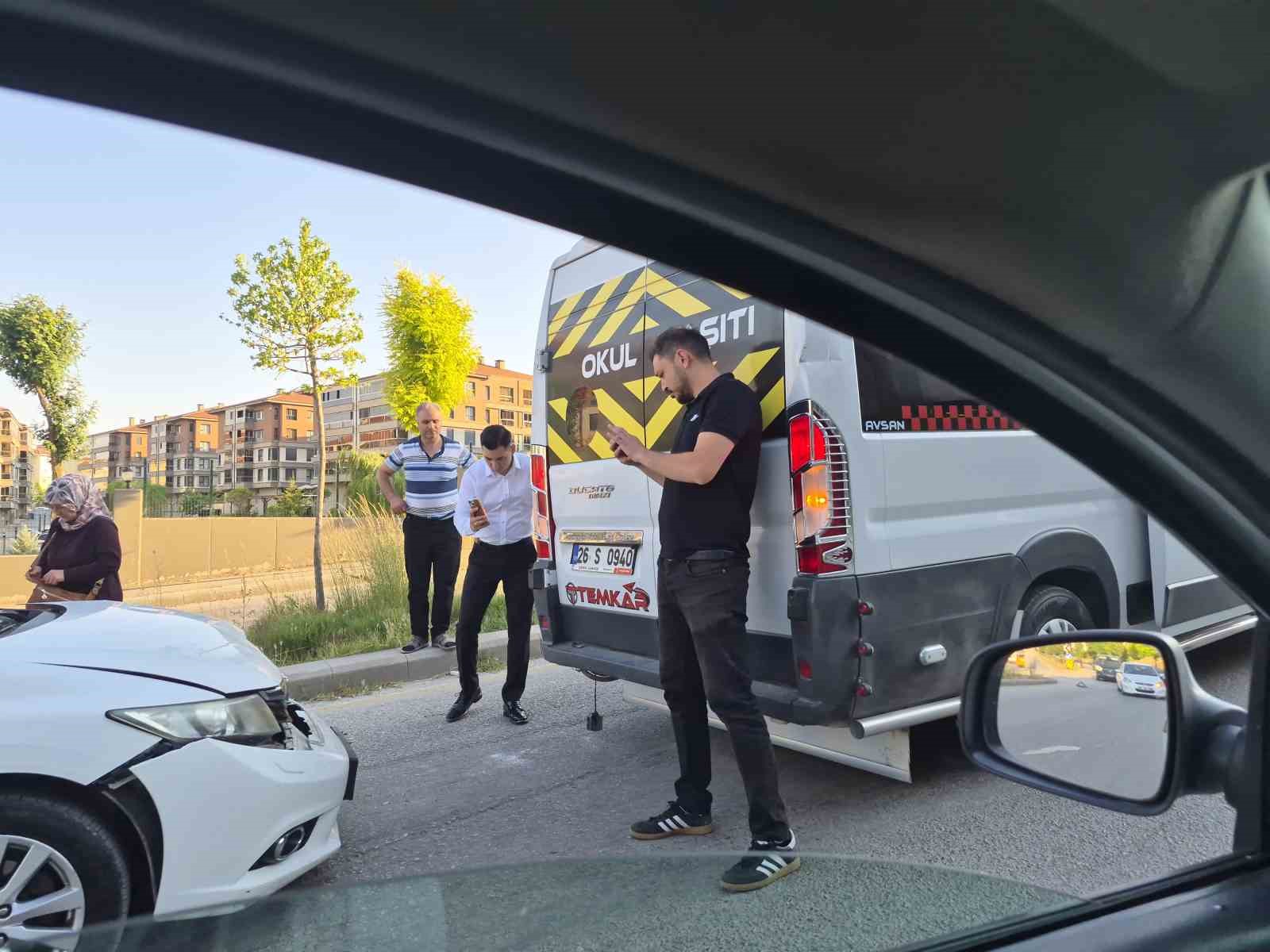 Eskişehir’de otomobilin servise çarptığı kazada maddi hasar oluştu