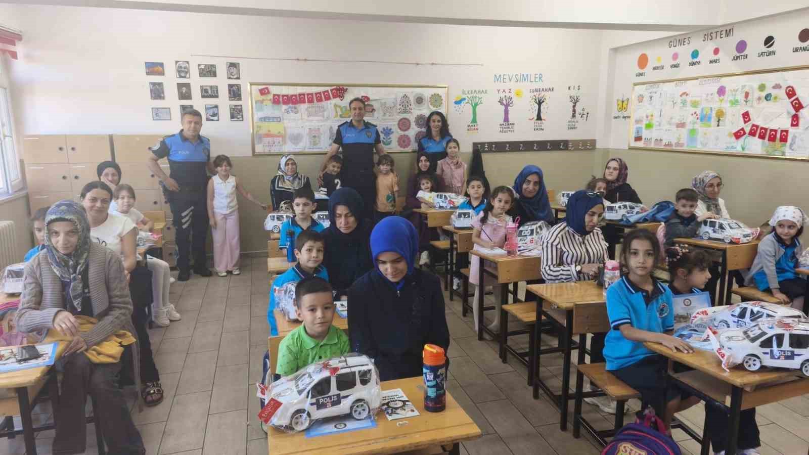 Erzincan’da polis ekiplerinden öğrencilere yeni eğitim yılı sürprizi
